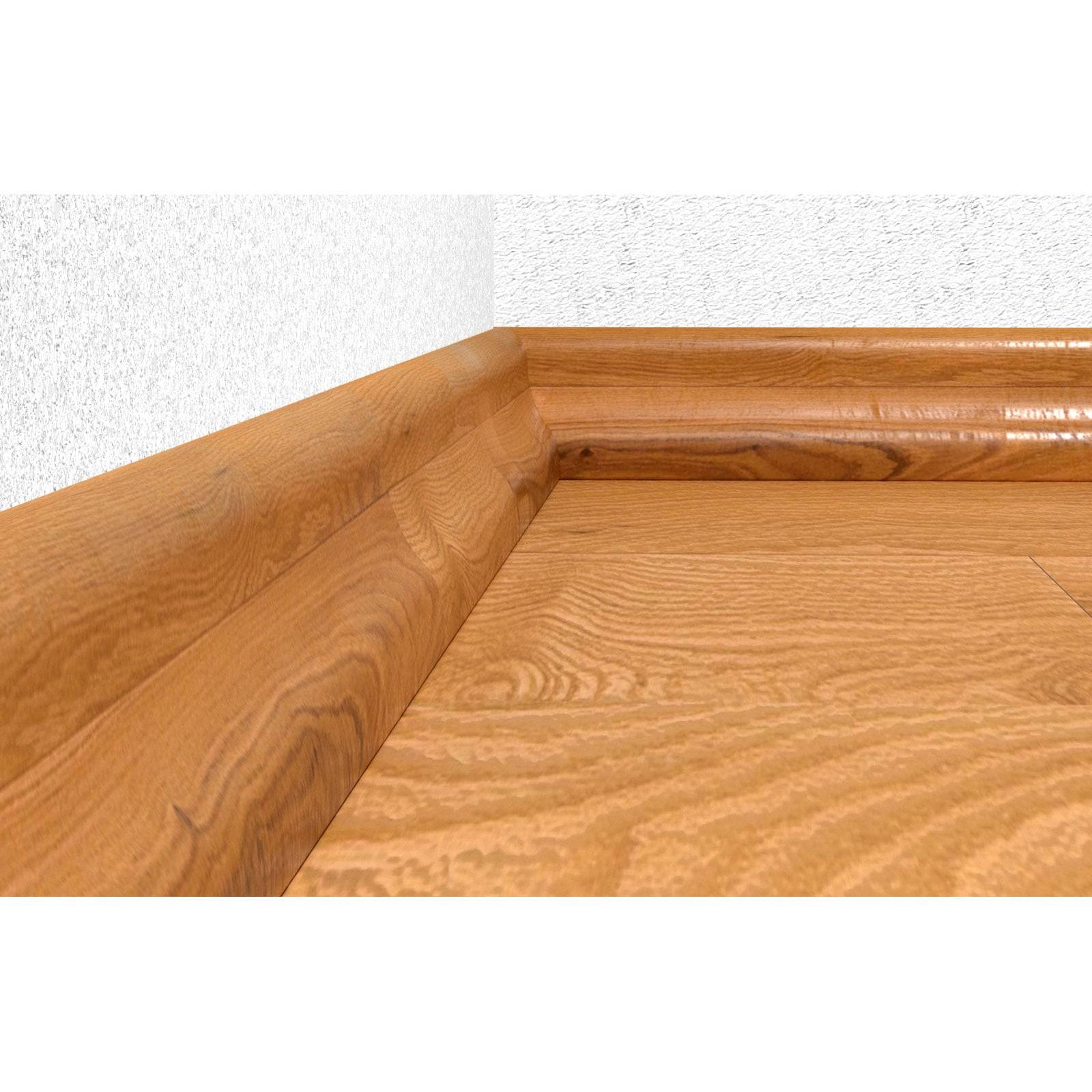 Eine Ecke eines Zimmers mit hellem Holzfußboden und passenden Holzleisten, die eine nahtlose Verbindung zwischen Boden und Wand hervorheben.