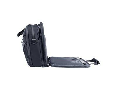 Eine schlanke, schwarze Laptoptasche mit mehreren Fächern steht aufrecht. Die Vorderklappe ist geöffnet und zeigt übersichtlich angeordnete Fächer für Zubehör.