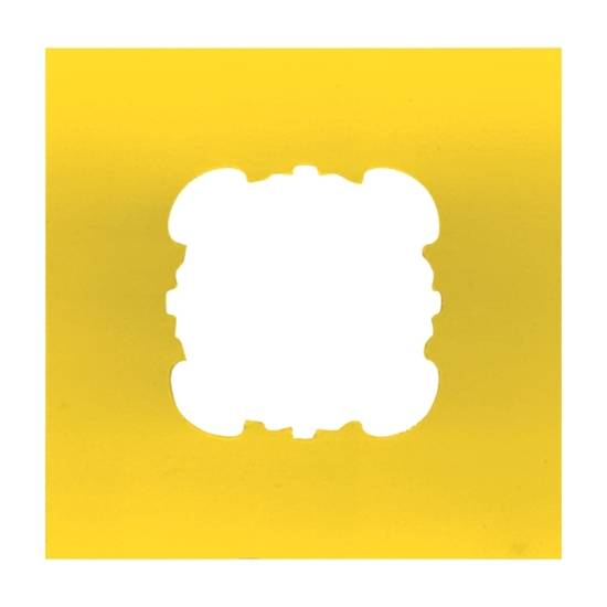 Ein gelbes Quadrat mit einer weißen abstrakten Form in der Mitte, die einem symmetrischen, dekorativen Ausschnittmuster ähnelt.