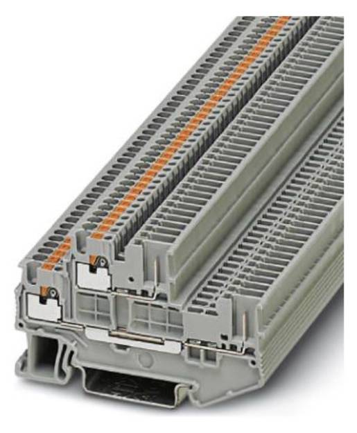 Ein grauer, mehrstufiger Klemmenblock mit nummerierten Steckplätzen und orangefarbenen Akzenten für elektrische Anschlüsse in industriellen Umgebungen.