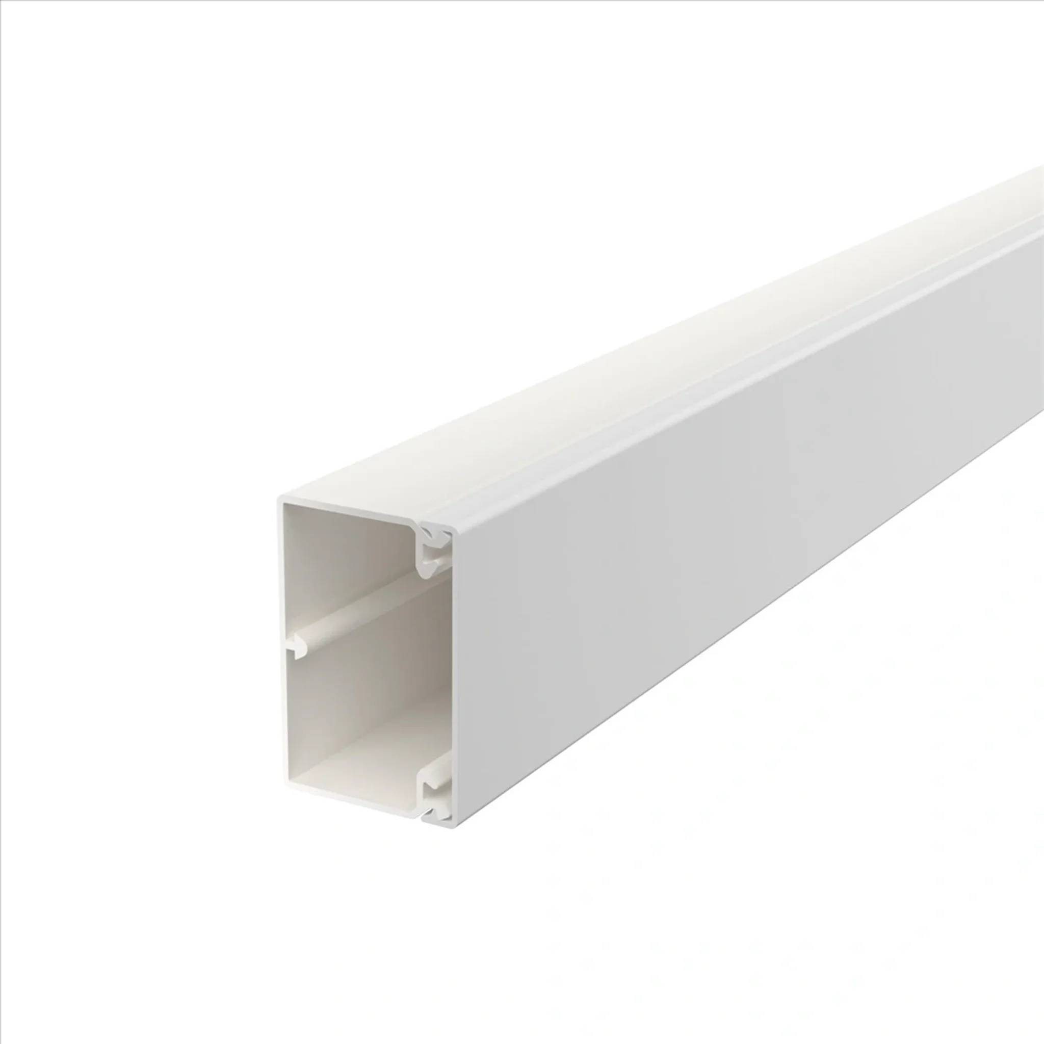 Weiße rechteckige PVC-Kabelkanal-Leiste in Perspektive auf weißem Hintergrund, mit einem offenen Ende, das das hohle Innere und die internen Klips zeigt.