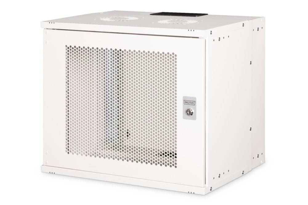 Ein weißes Metallwandgehäuse mit einer gelochten Tür. Es verfügt über eine Verschlussfunktion und Belüftungspanels an den Seiten und oben.