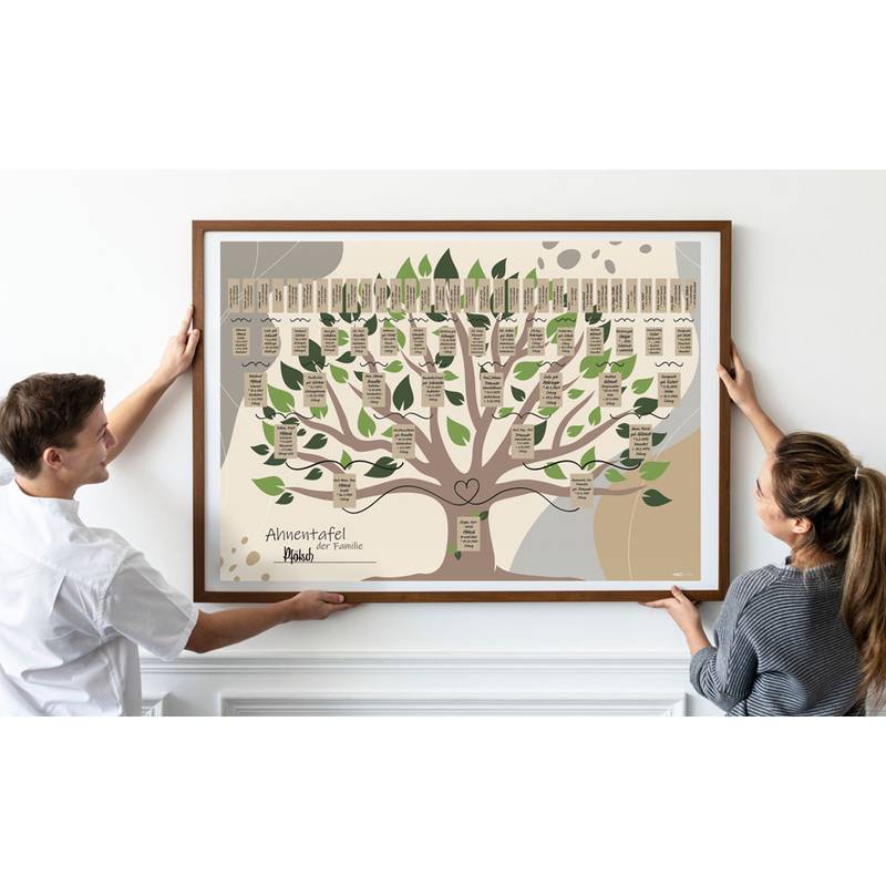 Ein Mann und eine Frau halten eine große gerahmte Familienstammbaum-Tafel, die einen Baum mit Ästen und Blättern zeigt, wobei jedes Blatt Namen von Familienmitgliedern trägt.