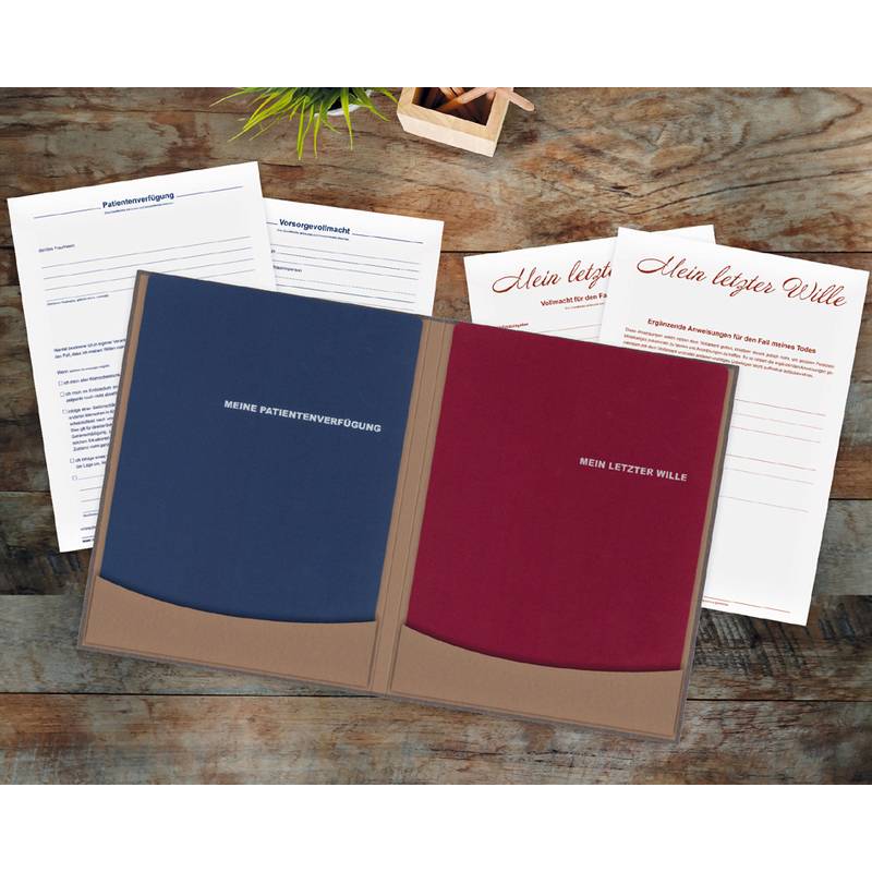 Ein Tisch mit verschiedenen Rechtsdokumenten, darunter eine ‚Patientenverfügung' und ‚Mein letzter Wille', neben einer Topfpflanze und einem Stift.
