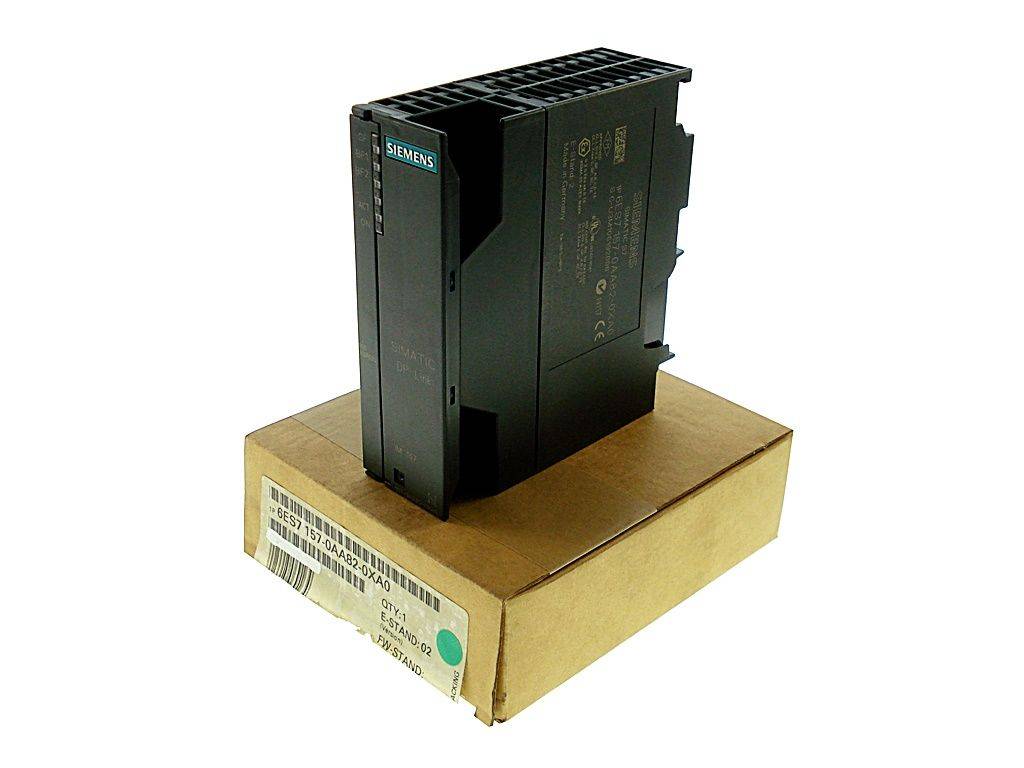 „Ein Siemens SIMATIC S7 CPU-Modul auf einer Pappschachtel, das sein Industriedesign für Automatisierungsaufgaben demonstriert.