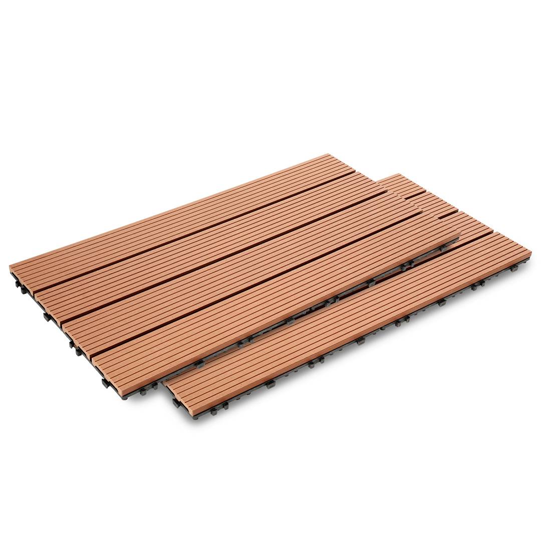 Modulare Holzdeckfliesen mit parallel angeordneten Latten auf weißem Hintergrund.