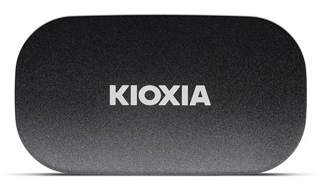 Eine schwarze tragbare externe Festplatte von Kioxia mit dem Markennamen in weißer Schrift.