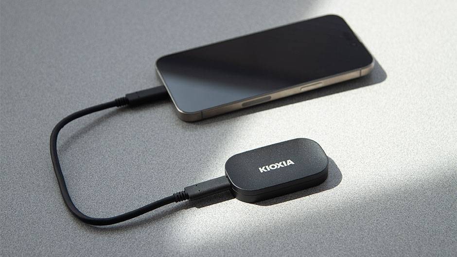 Externe Festplatte mit der Aufschrift „KIOXIA