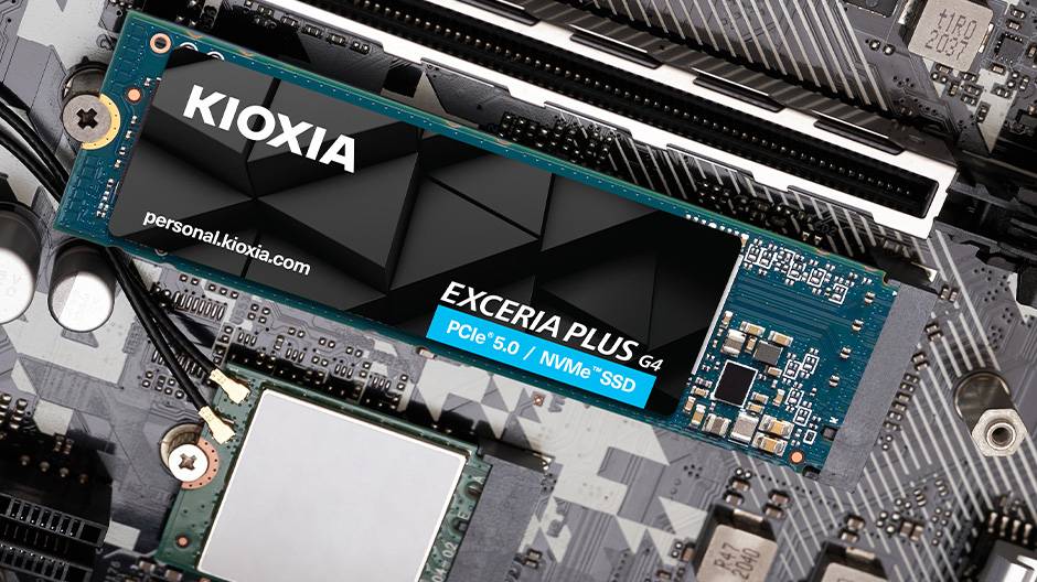 Nahaufnahme eines Solid-State-Laufwerks mit der Bezeichnung „EXCERIA PLUS G4 PCIe 5.0 NVMe SSD