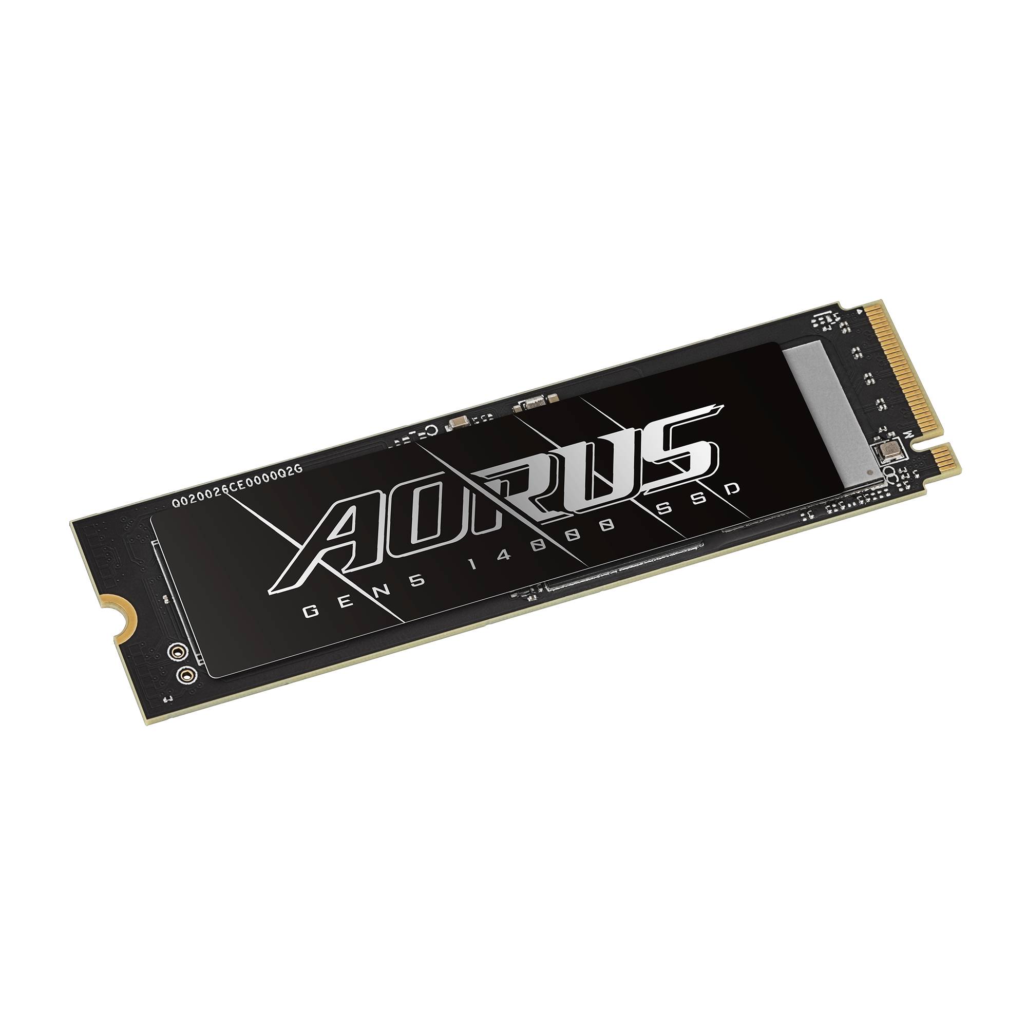 Ein mit AORUS gekennzeichnetes M.2-Solid-State-Drive, das auf schwarzem Hintergrund gezeigt wird, in einem Winkel positioniert, um das Etikett und den goldenen Stecker anzuzeigen.