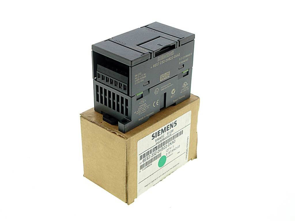 Eine Siemens-Elektrokomponente ruht auf einem Kartonkasten und zeigt ihre Anschlüsse und Beschriftungen.