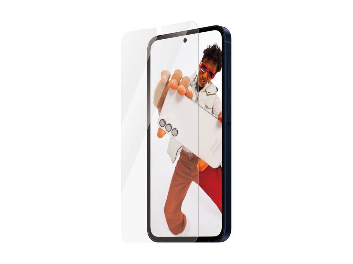 Ein Smartphone mit einem Displayschutz, das eine Person in einer dynamischen Perspektive zeigt: Sie streckt den Arm aus, trägt eine Sonnenbrille und rote Hose.