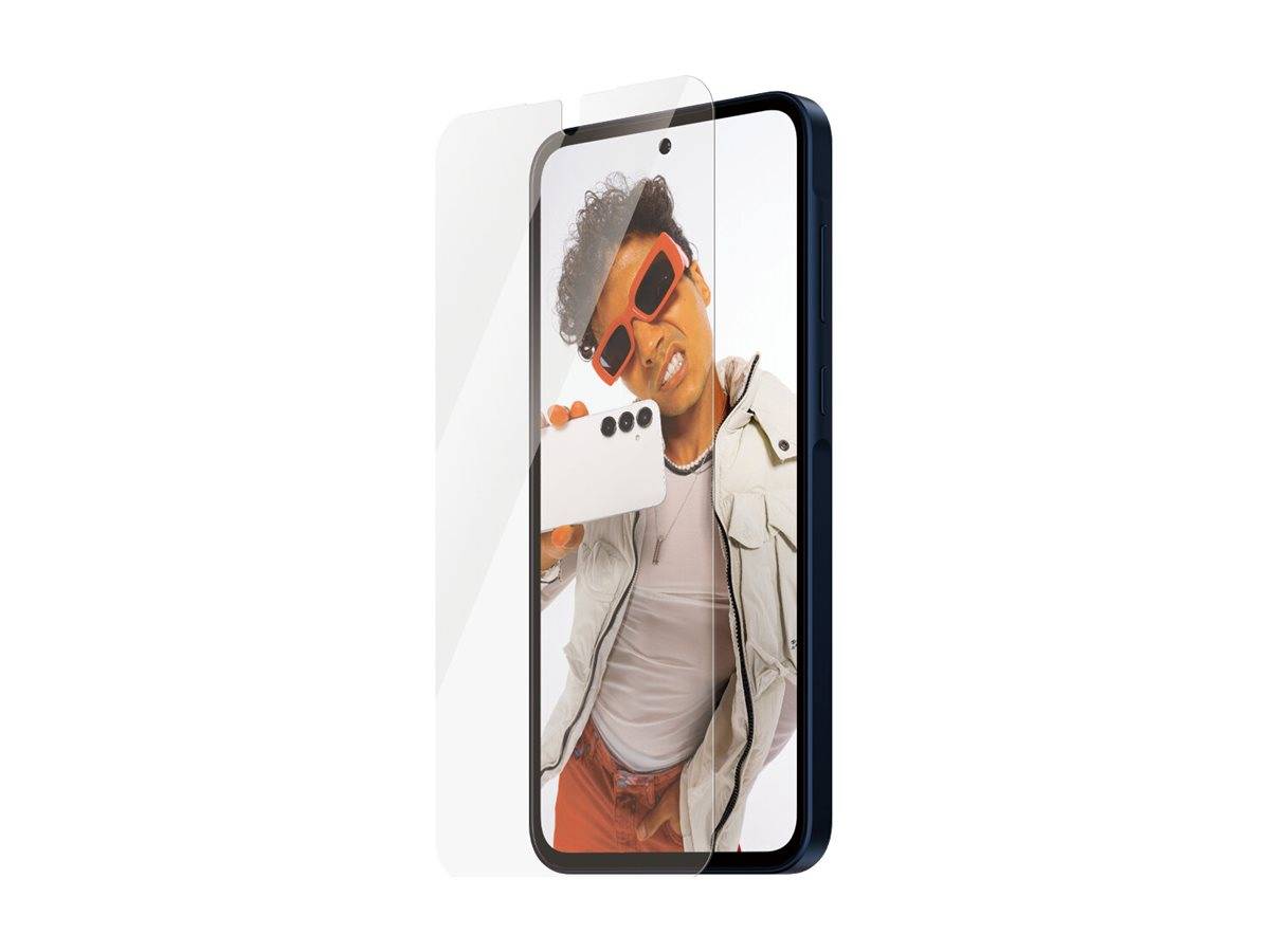 Smartphone mit aufgeklebter Schutzfolie, auf dem ein Mensch mit Sonnenbrille ein Selfie von sich macht, wobei das Gerät und das Zubehör hervorgehoben werden.