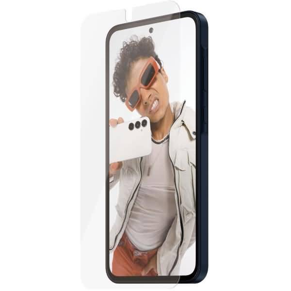 Stilisiertes Smartphone, das einen Mann zeigt, der ein Selfie macht, orange Sonnenbrillen und eine helle Jacke gegen einen weißen Hintergrund trägt.