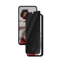 Ein Smartphone mit einem Sichtschutzfilter. Auf dem Bildschirm ist eine Person mit Sonnenbrille zu sehen, teilweise vom Sichtschutzfilter verdeckt.