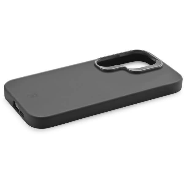 Schwarze Schutzhülle für Smartphone mit erhöhener Kameraausschnitt, gezeigt auf weißem Hintergrund.