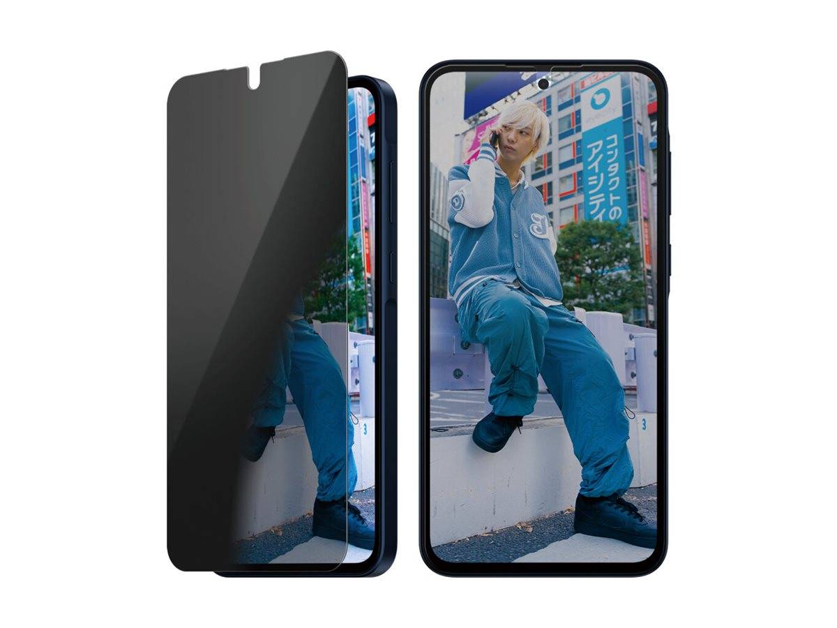 Zwei Smartphones, die eine Person mit hellen Haaren zeigen, die eine blaue Kleidung trägt und selbstbewusst in einem urbanen Umfeld mit bunten Gebäuden sitzt.