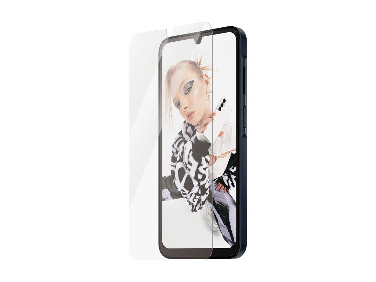 Ein Telefon mit einer Displayschutzfolie zeigt eine Person, die in modischer Kleidung posiert und dabei die Transparenz und Passgenauigkeit der Schutzfolie auf dem Gerät demonstriert.