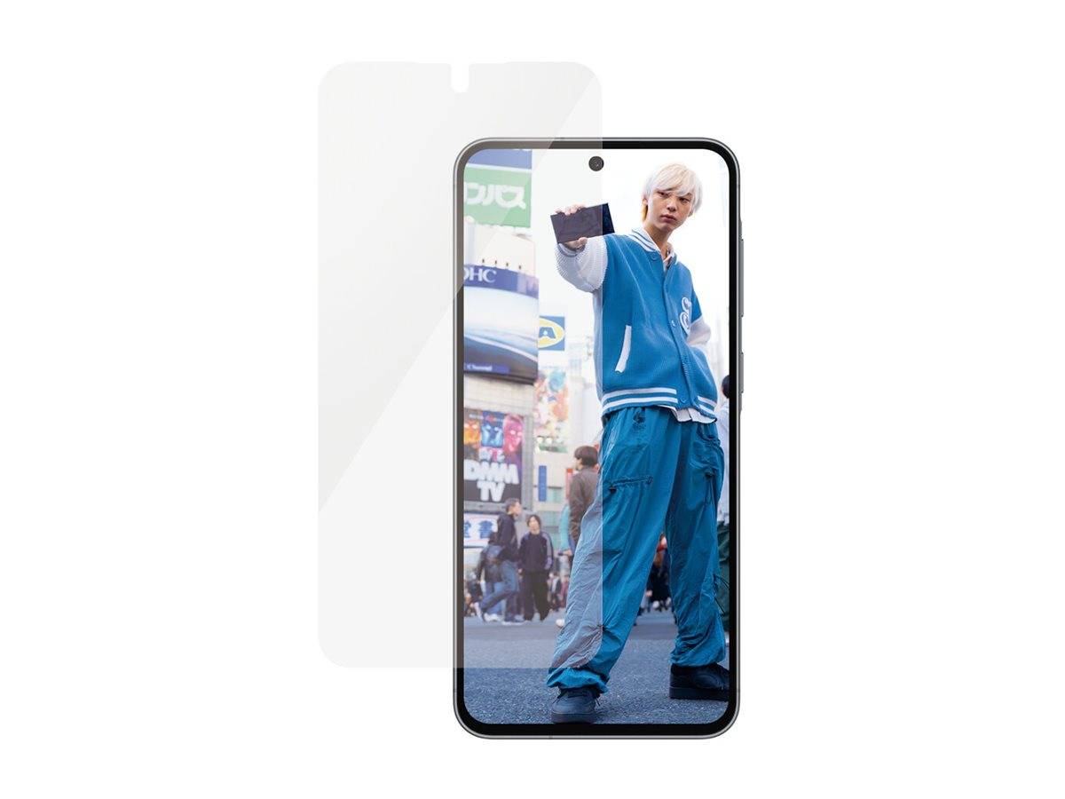 Ein Smartphone, das eine Person in blauer Streetwear zeigt, die in einem belebten Stadtgebiet steht; ein Displayschutz wird neben dem Telefon präsentiert.