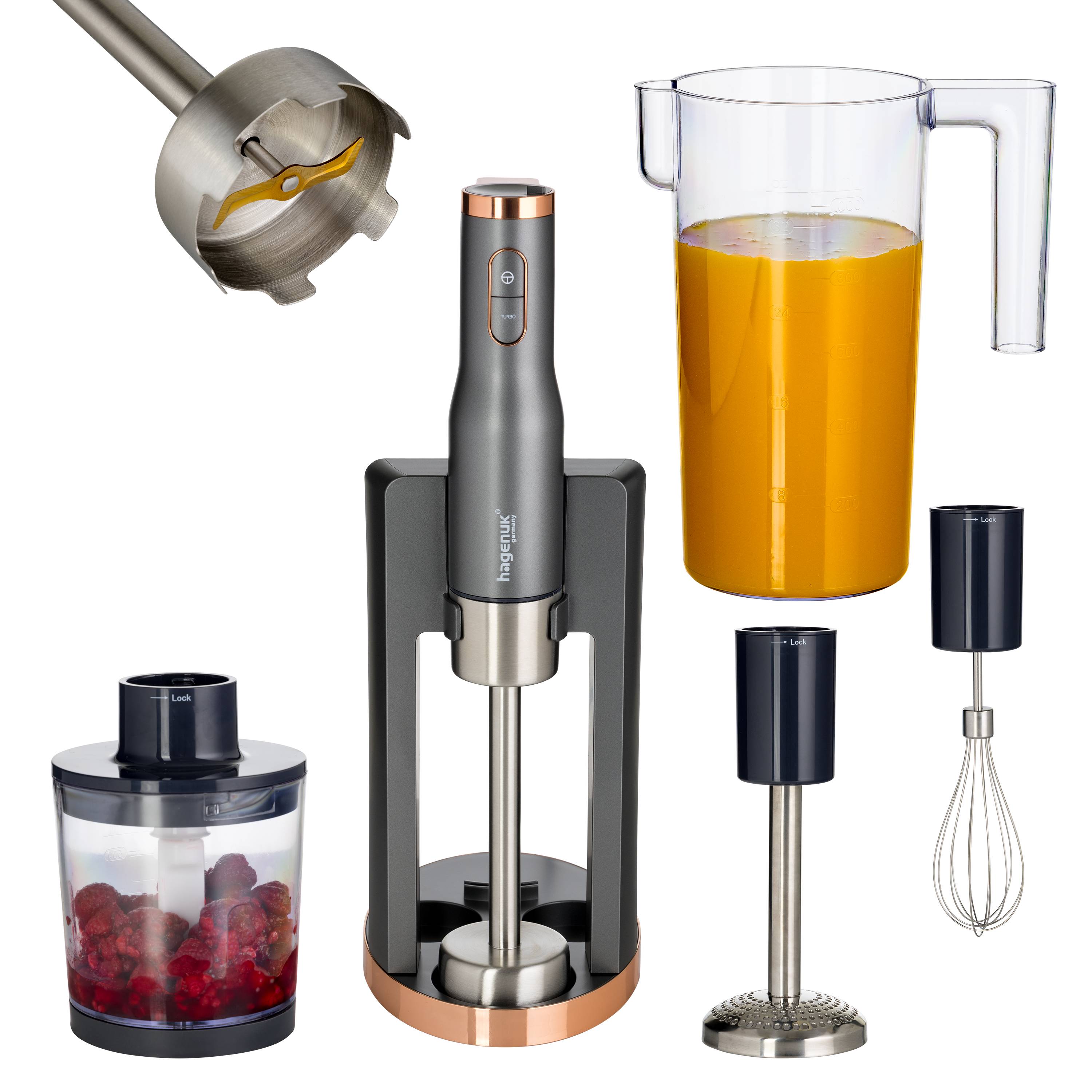 Ein Stabmixerset mit verschiedenen Aufsätzen, darunter eine Mixschüssel, ein Schneebesen und ein Motor, neben einem Krug gefüllt mit orangefarbener Flüssigkeit.