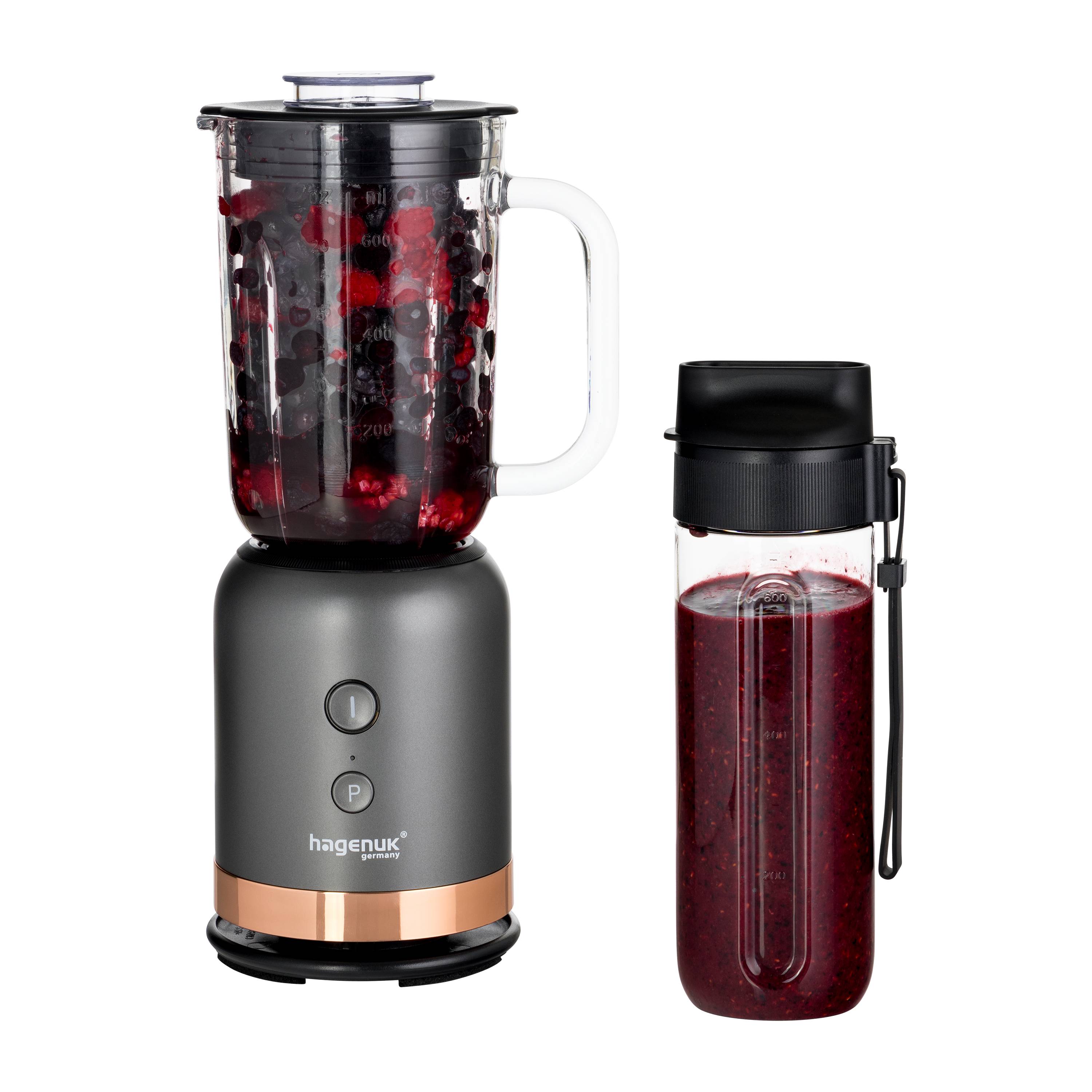 Ein schwarz-silberner Mixer gefüllt mit roten und schwarzen Beeren, neben einem passenden Reisebecher mit einem gemixteten Beerensmoothing.