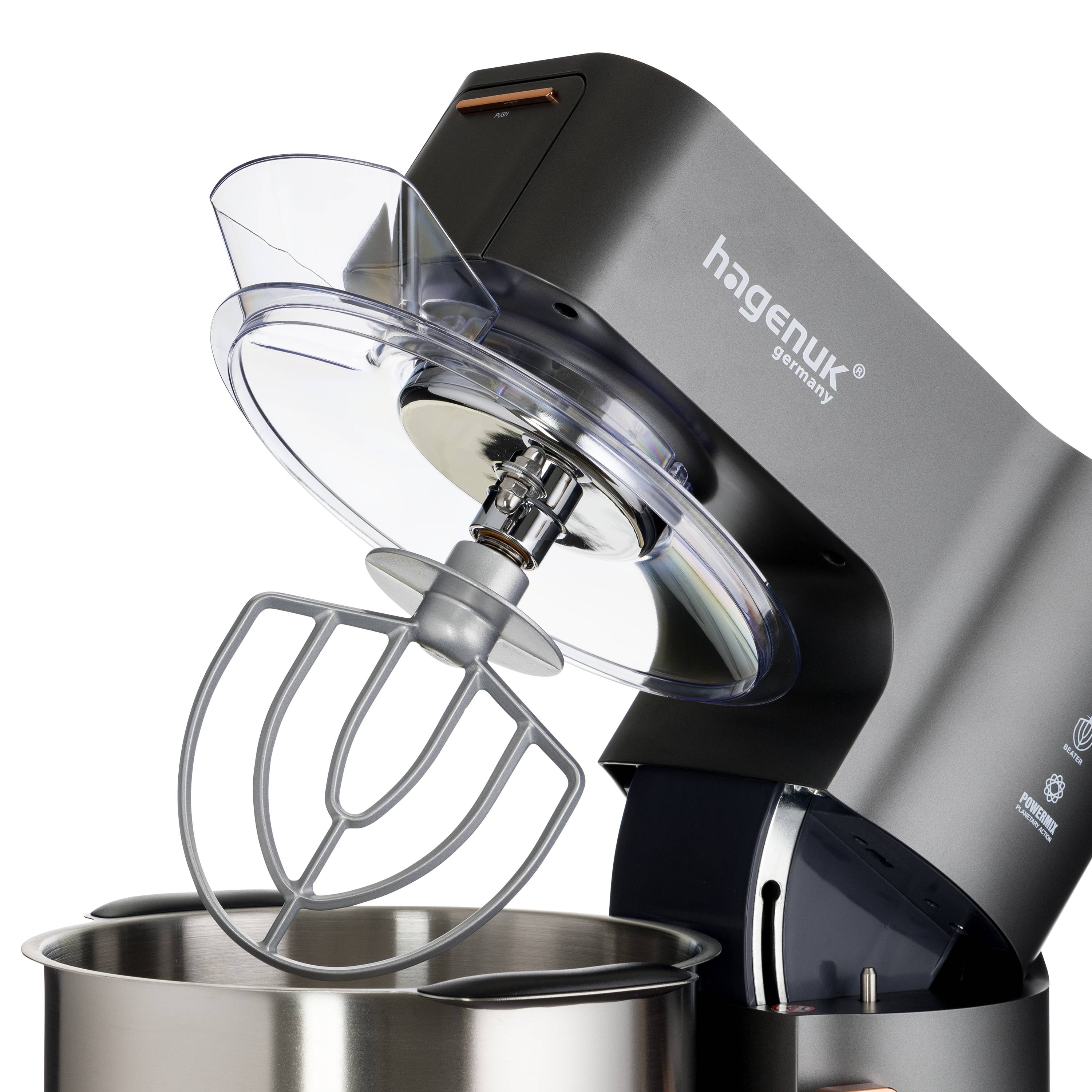 Ein schlanker silberner Küchenstand-Mixer mit Schneebesenaufsatz steht neben einer glänzenden Metallrührschüssel.