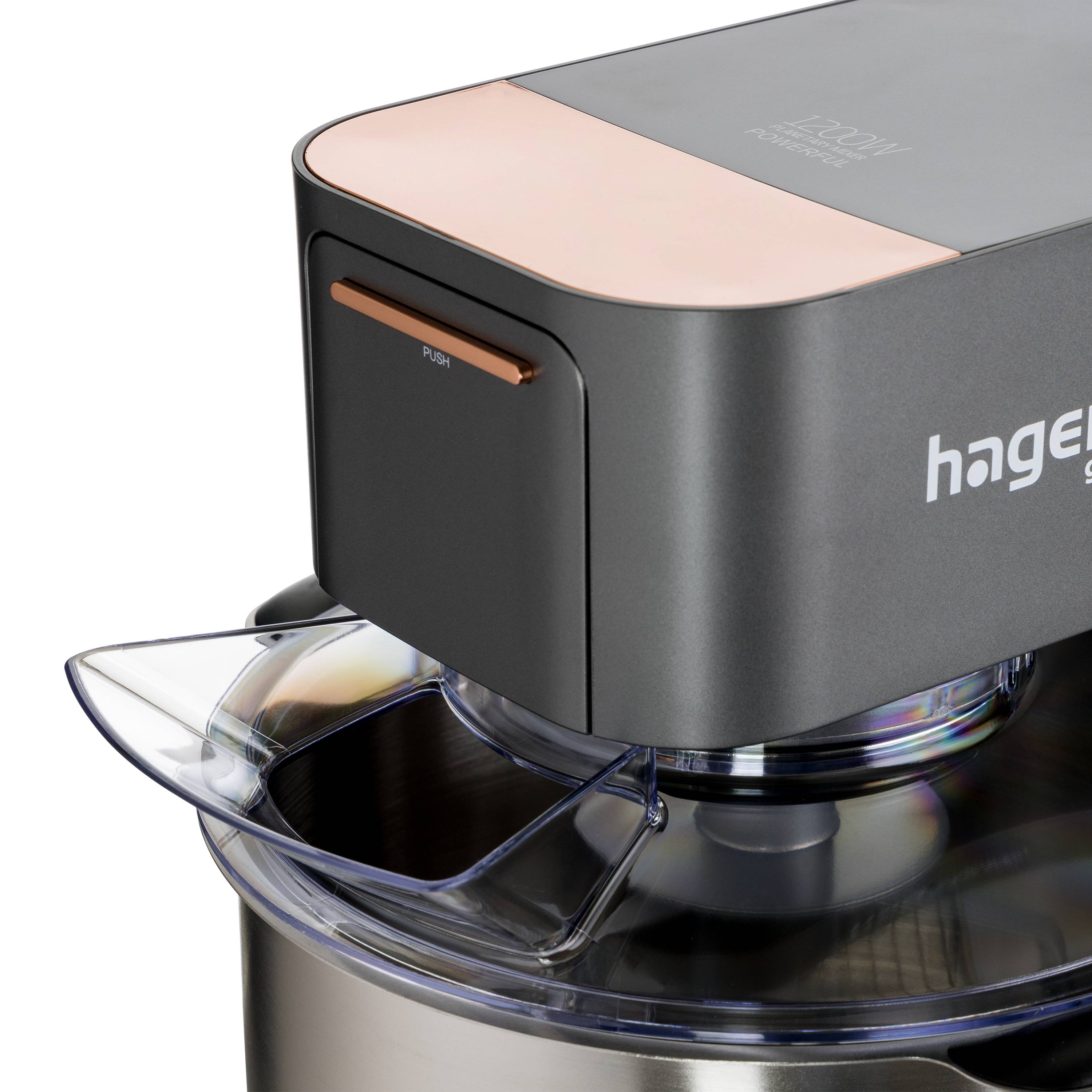 Ein schlankes, modernes Küchengerät mit glatten, metallischen Oberflächen und einem transparenten Deckel, das zur Lebensmittelzubereitung verwendet wird.