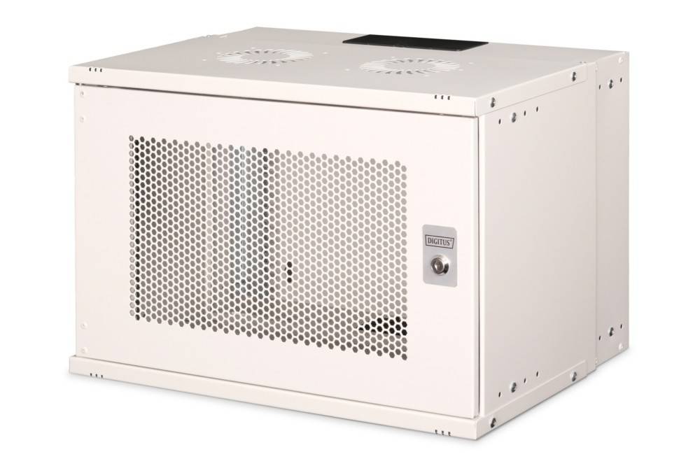 Ein weißer, belüfteter Metallschrank mit Verschlussmechanismus und Markenlabel an der Vorderseite, geeignet für elektronische Geräte.