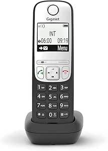 Schnurloses Gigaset-Telefon in seiner Ladestation stehend, das Display zeigt 'INT', Uhrzeit 06:00 und eine Menüoption.