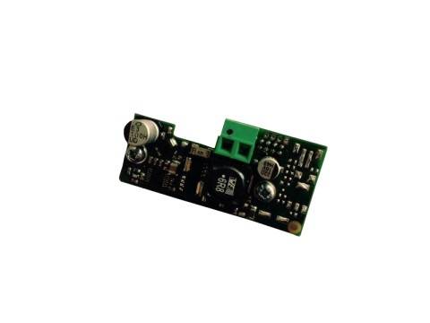 Kleine elektronische Leiterplatte mit grünem Klemmblock und Kondensatoren auf weißem Hintergrund.