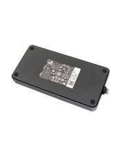 Schwarzes rechteckiges elektronisches Gerät mit einer Beschriftung und Befestigungsschrauben, isoliert auf weißem Hintergrund dargestellt.
