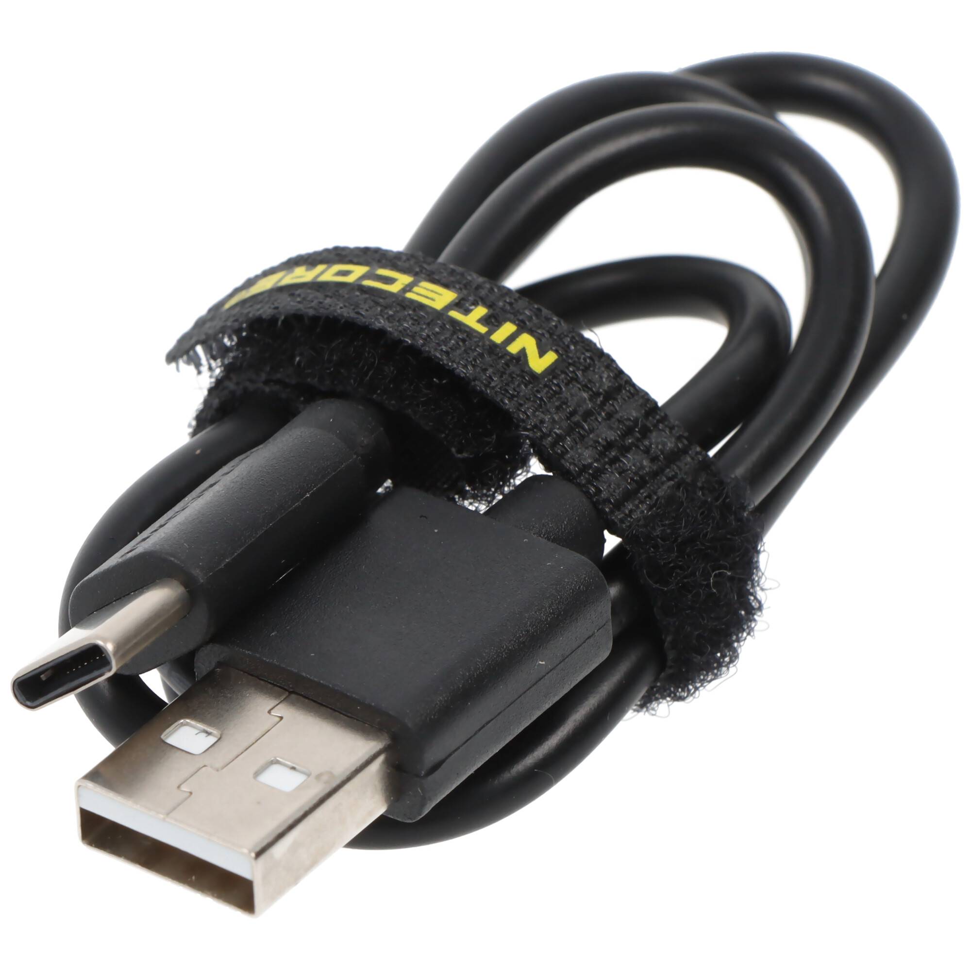 Ein schwarzes USB-A-auf-USB-C-Kabel, ordentlich aufgerollt und mit einem Klettverschlussband mit der Aufschrift „NITECORE
