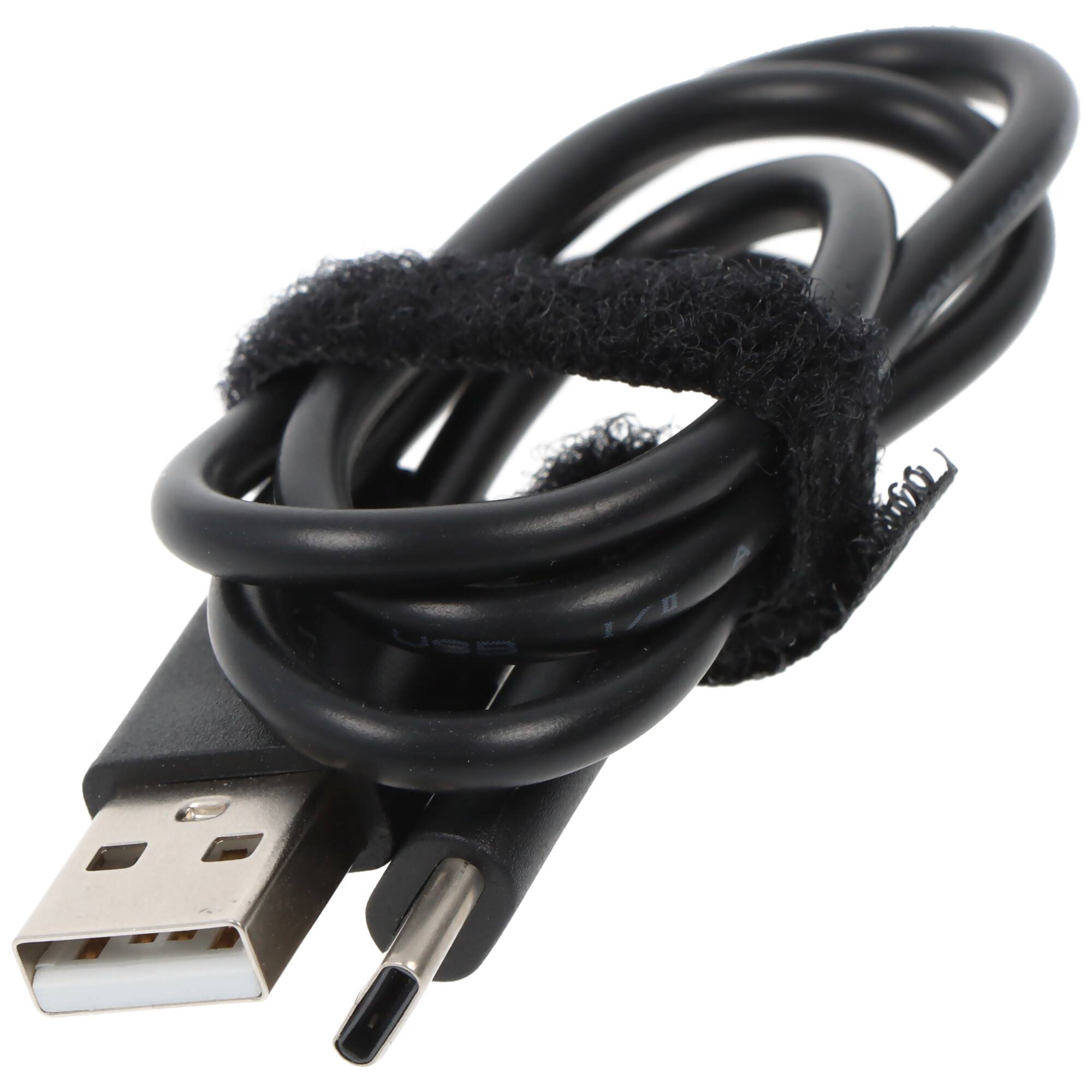 Ein aufgerolltes schwarzes USB-C-auf-USB-A-Kabel, das mit einem Klettverschlussband gesichert ist.