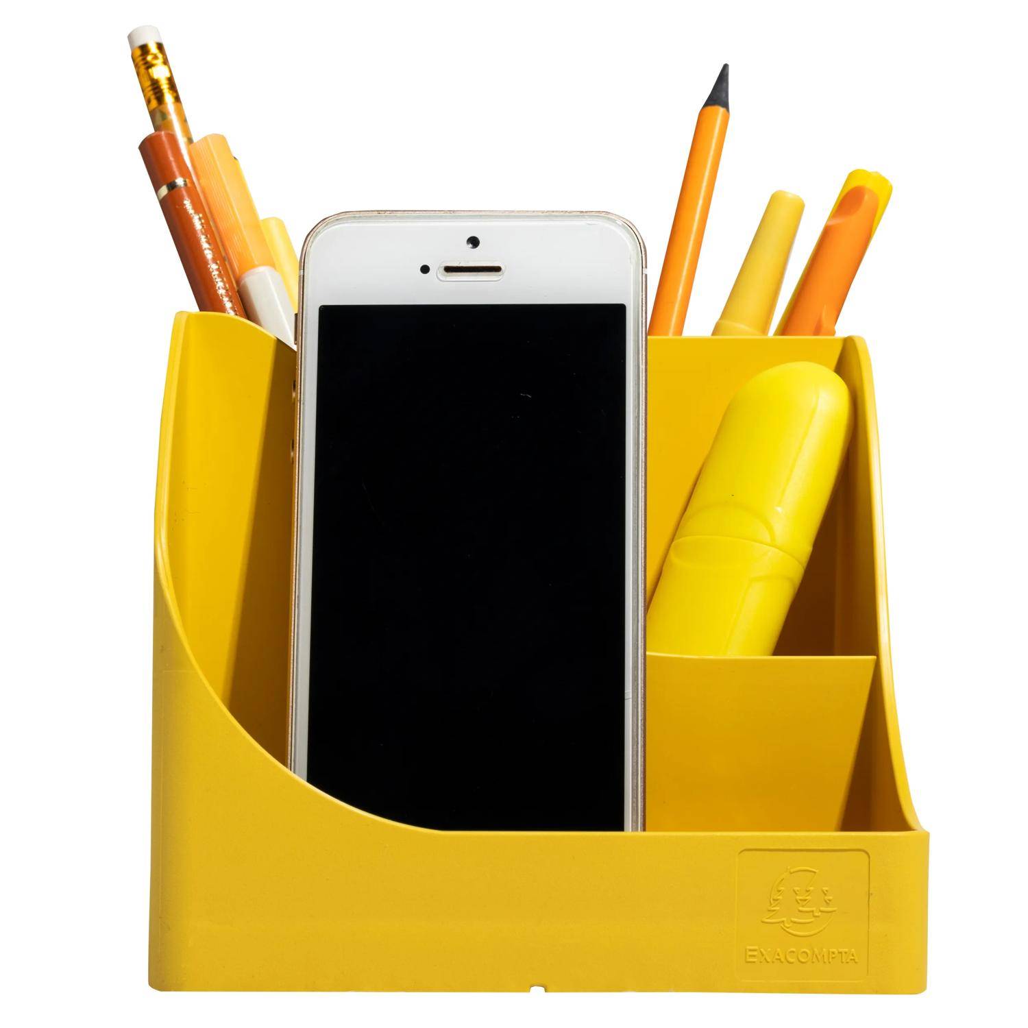 Ein Smartphone steht aufrecht in einem gelben Schreibtischorganizer mit Bleistiften, Kugelschreibern und einem Textmarker auf weißem Hintergrund.