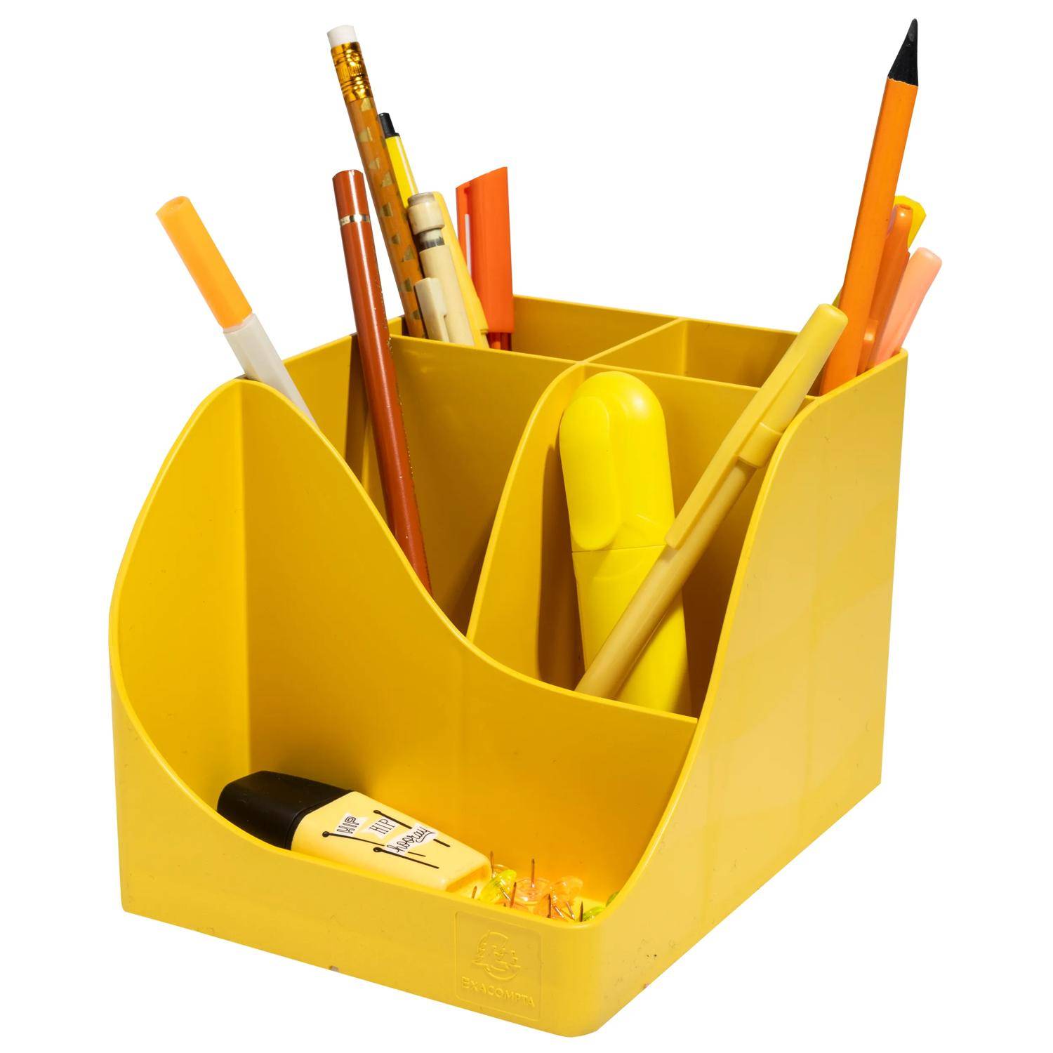 Gelber Schreibtischorganizer, der Bleistifte, Stifte, Marker, einen Textmarker und einen Hefter auf weißem Hintergrund hält.