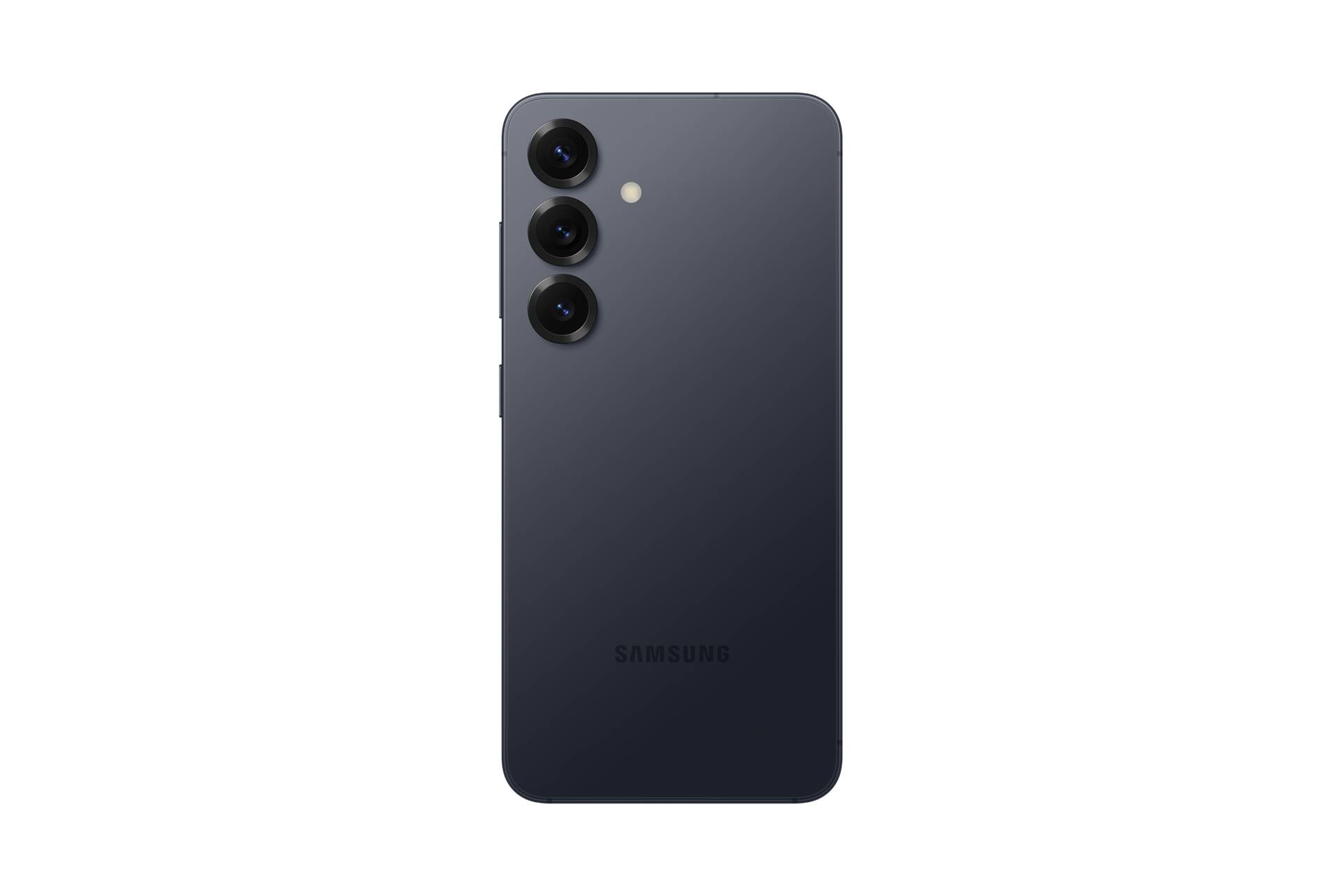 Rückansicht eines dunkelgrauen Samsung-Smartphones mit drei vertikal angeordneten Kameraobjektiven und einem Blitz auf schwarzem Hintergrund