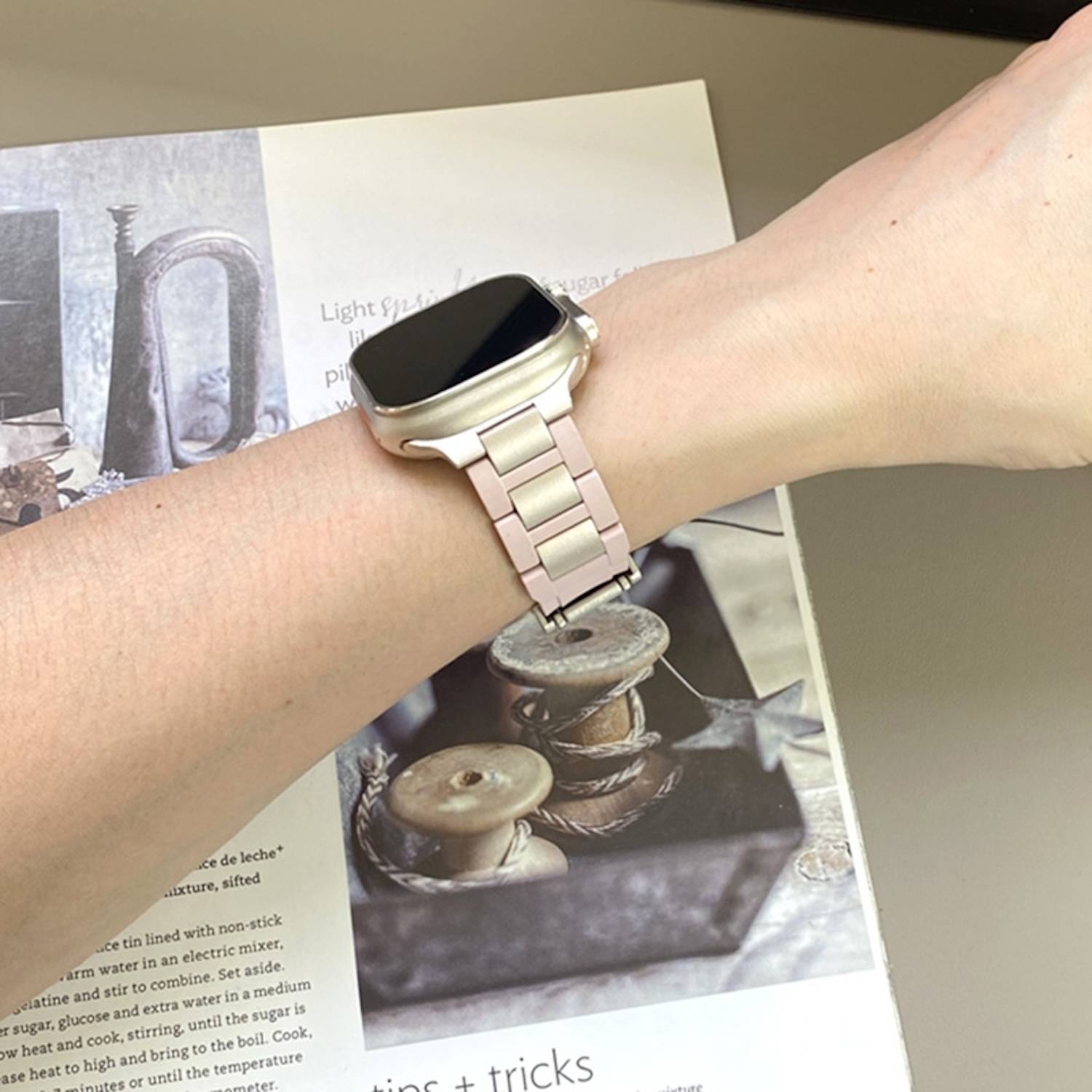 Für Apple Watch Series 10 42mm / 9 8 7 41 / 6 SE 5 4 40mm Design Magnetschnalle Edelstahl Armband Rosa / Beige