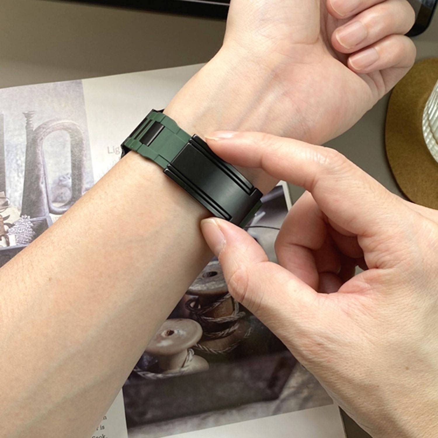 Für Apple Watch Series 10 46mm / 9 8 7 45 / 6 SE 5 4 44mm Design Magnetschnalle Edelstahl Armband Grün / Schwarz