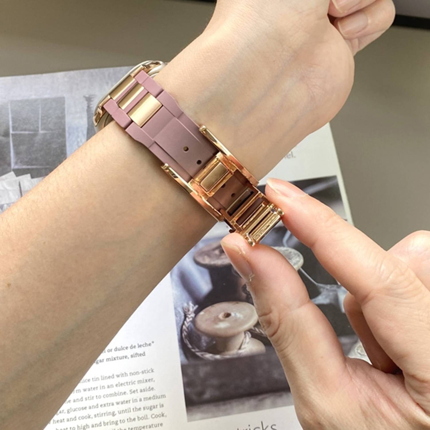 Für Apple Watch Series 10 46mm / 9 8 7 45 / 6 SE 5 4 44mm Design Magnetschnalle Edelstahl Armband Lila / Rose Gold