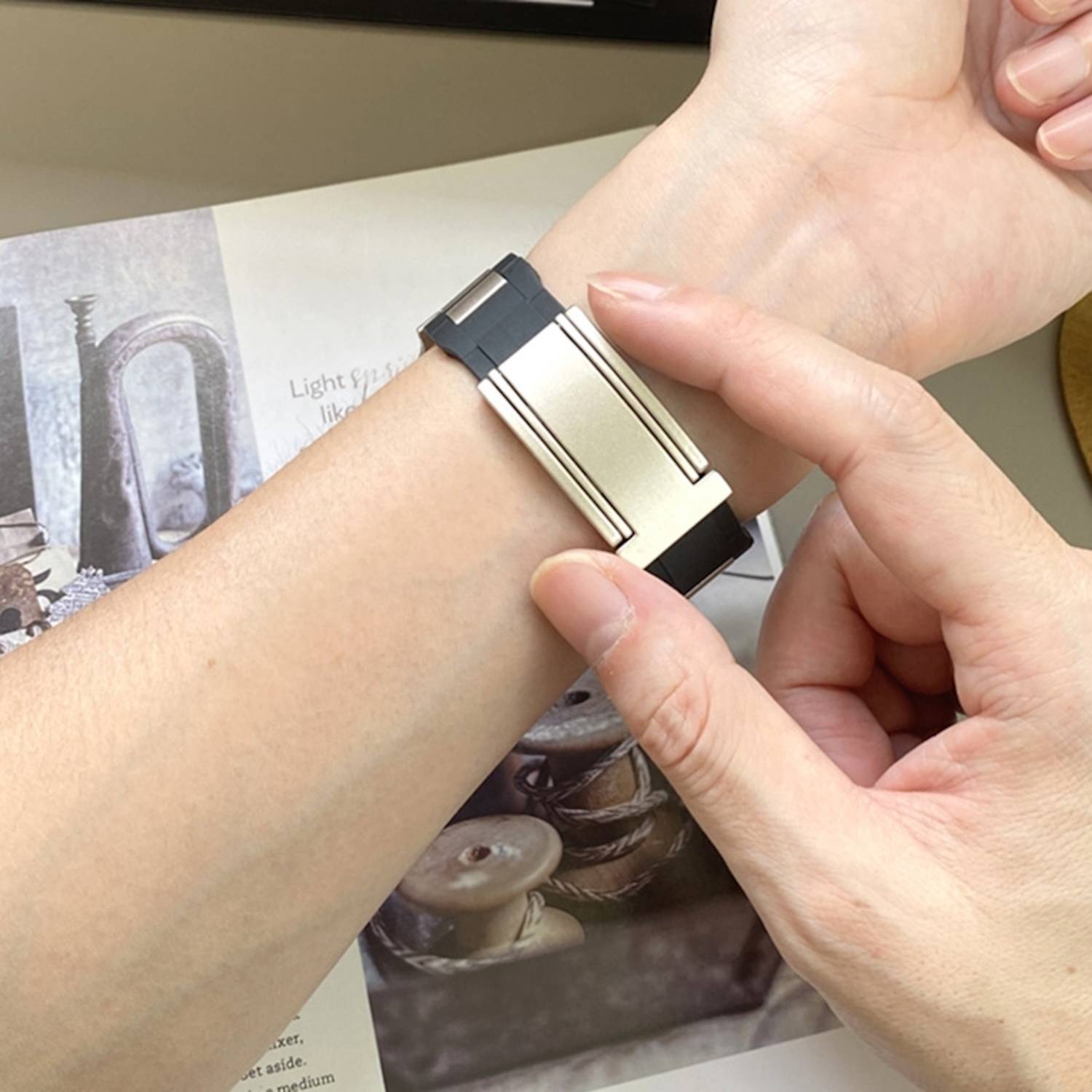 Für Apple Watch Series 10 46mm / 9 8 7 45 / 6 SE 5 4 44mm Design Magnetschnalle Edelstahl Armband Schwarz / Beige