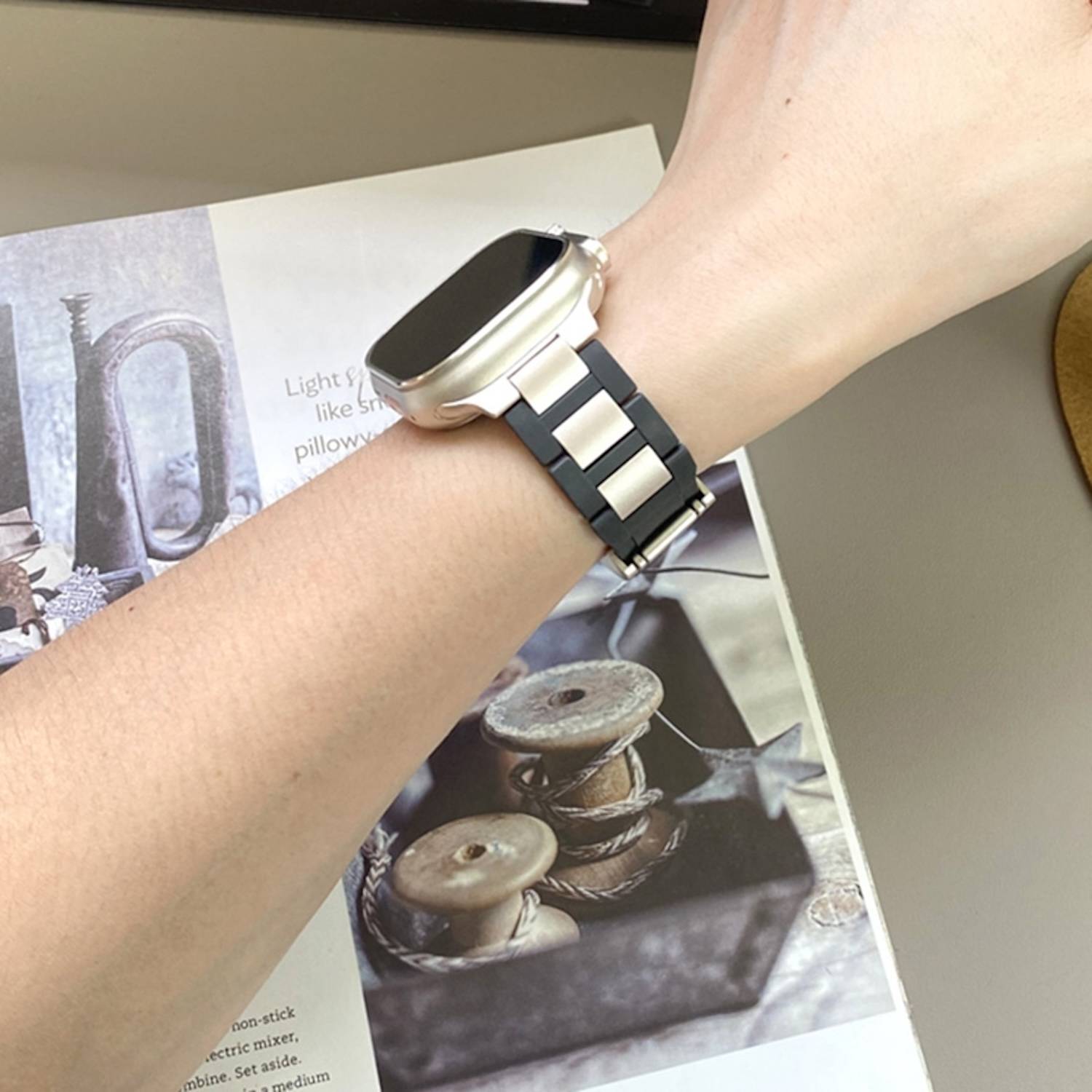 Für Apple Watch Series 10 46mm / 9 8 7 45 / 6 SE 5 4 44mm Design Magnetschnalle Edelstahl Armband Schwarz / Beige