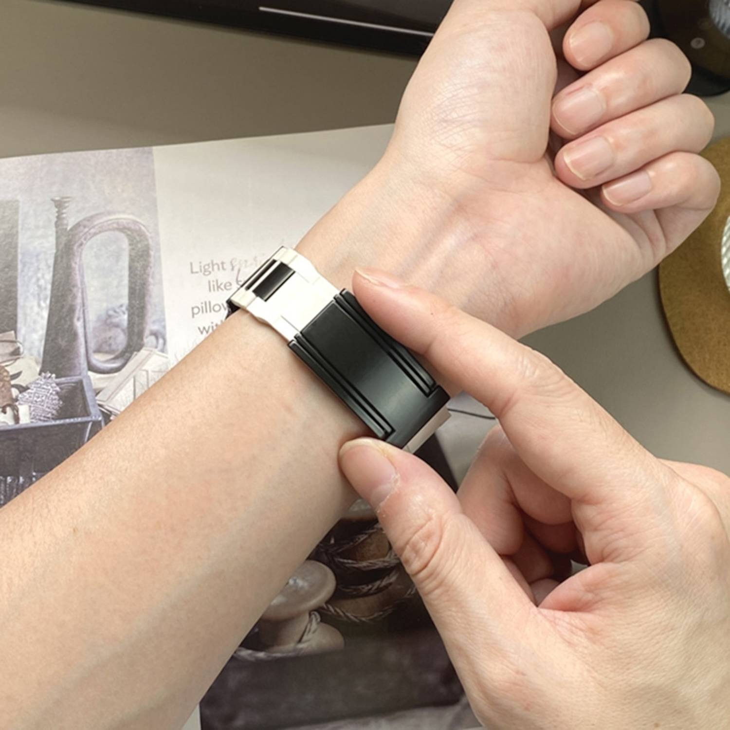 Für Apple Watch Series 10 46mm / 9 8 7 45 / 6 SE 5 4 44mm Design Magnetschnalle Edelstahl Armband Beige / Schwarz