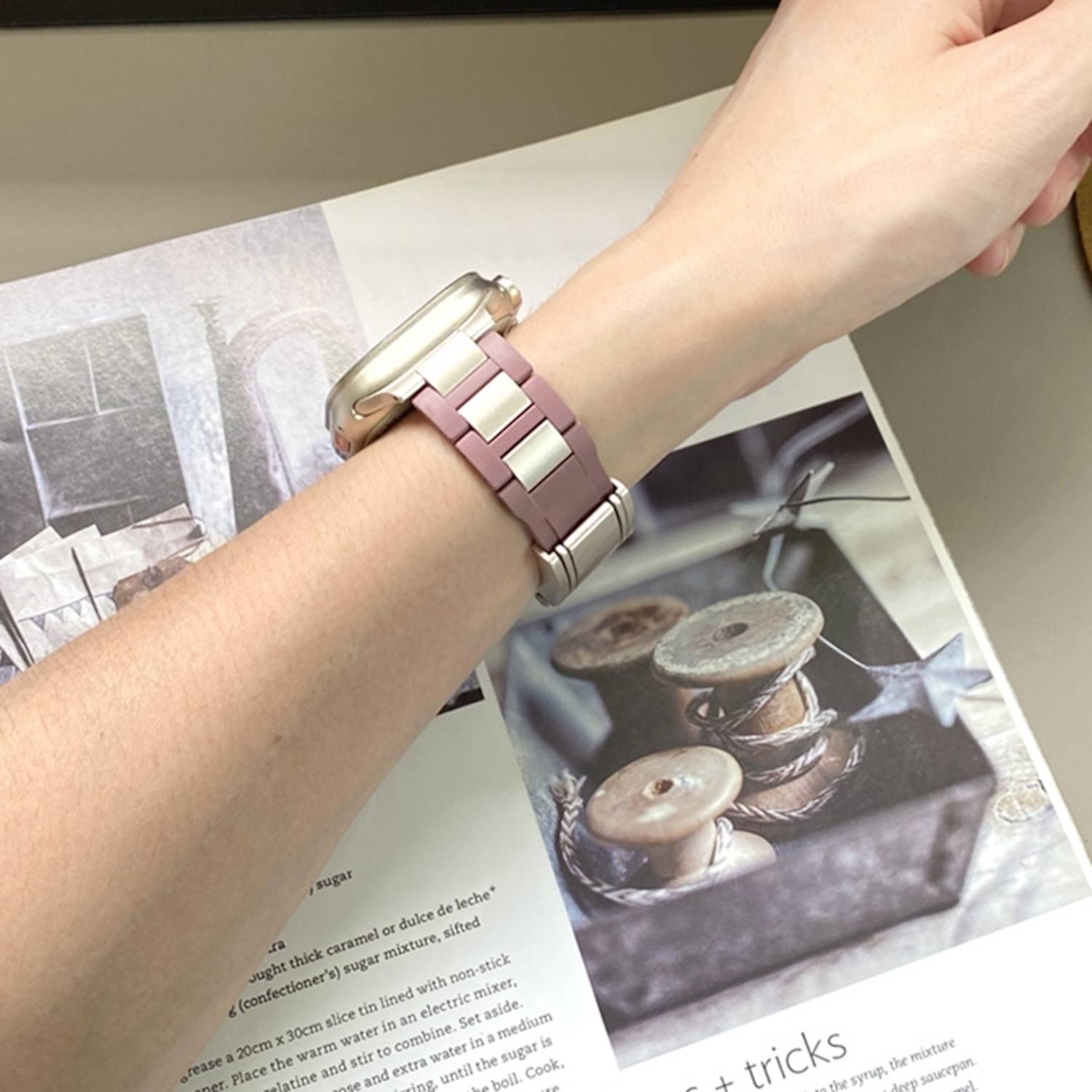 Für Apple Watch Series 10 46mm / 9 8 7 45 / 6 SE 5 4 44mm Design Magnetschnalle Edelstahl Armband Lila / Beige