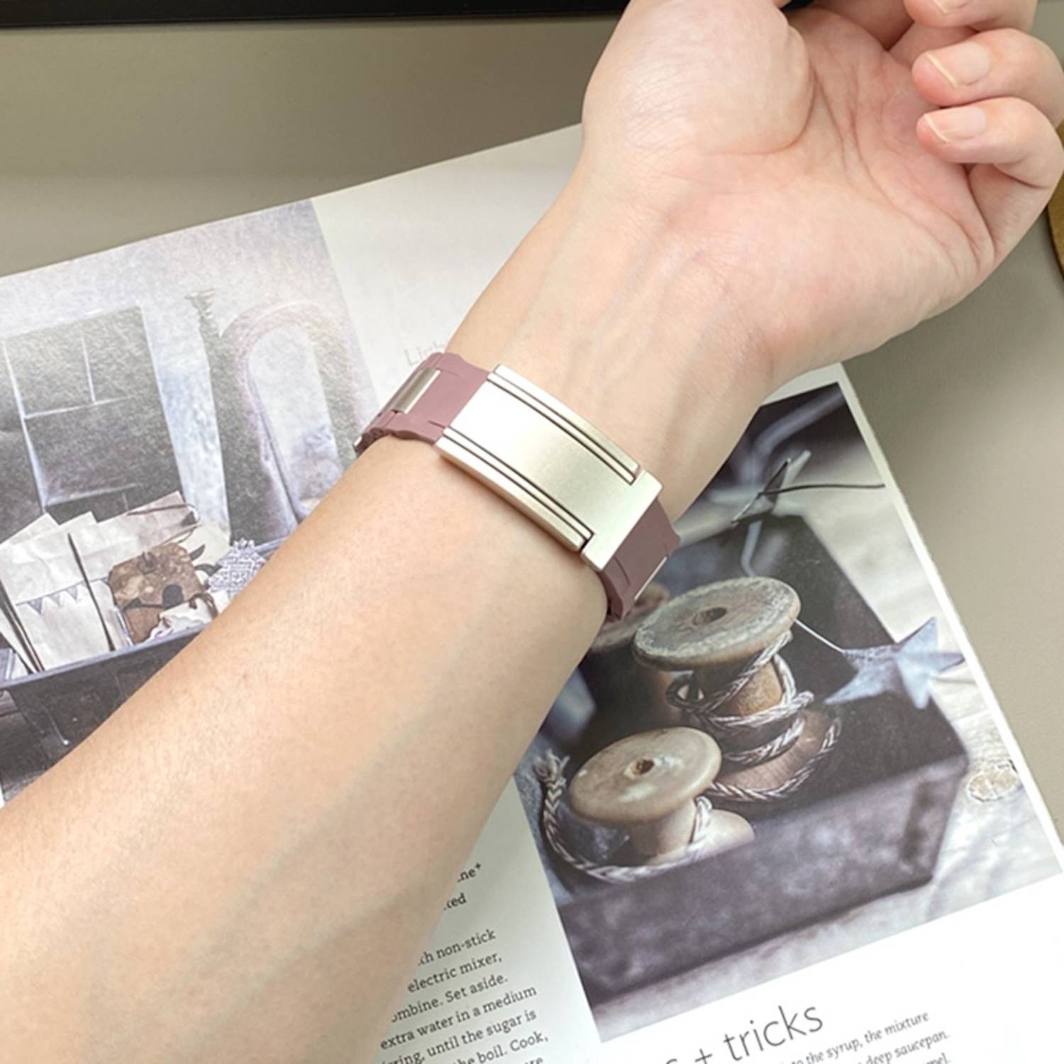 Für Apple Watch Series 10 46mm / 9 8 7 45 / 6 SE 5 4 44mm Design Magnetschnalle Edelstahl Armband Lila / Beige