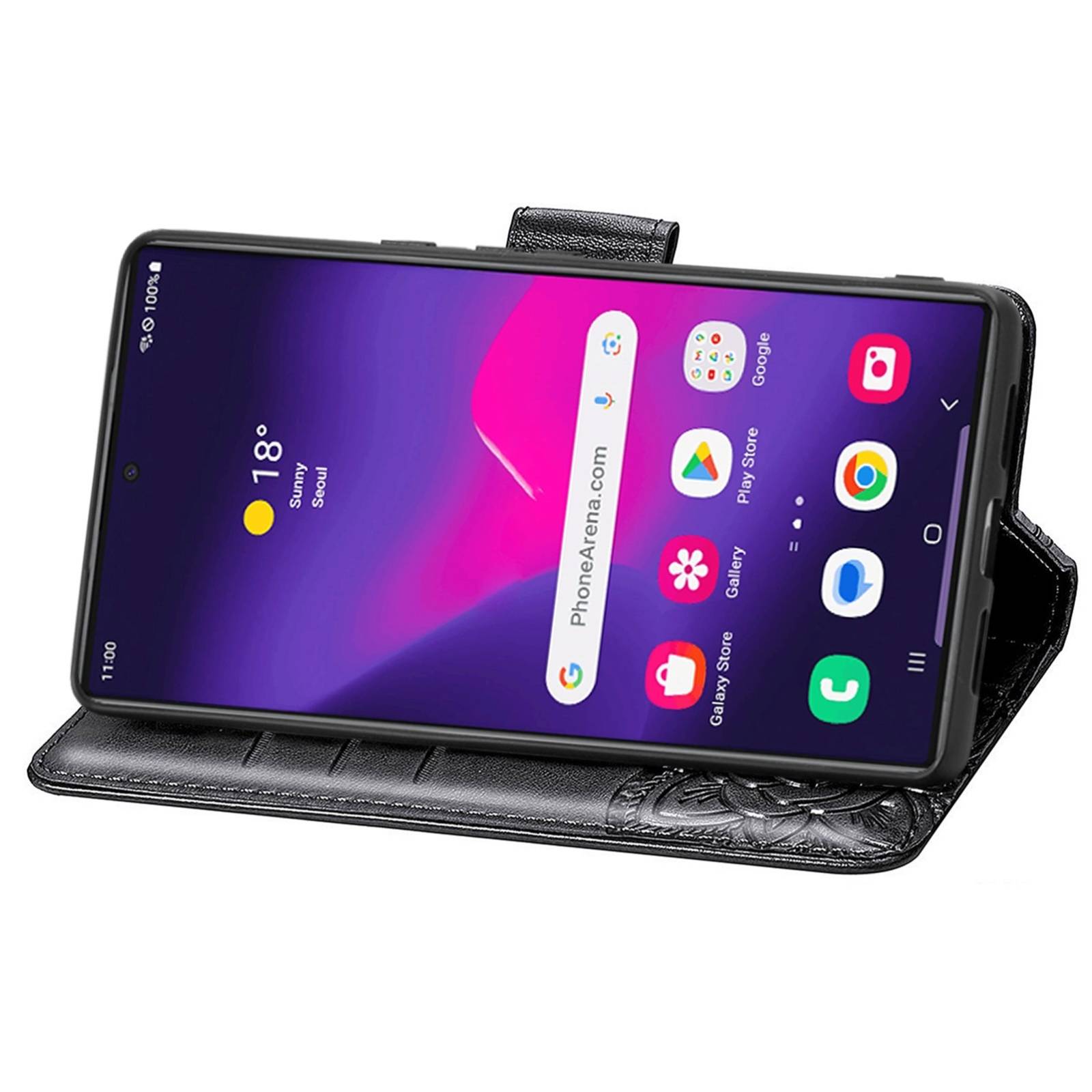 Ein Smartphone in einer schwarzen Lederhülle, von der Seite gezeigt mit eingeschaltetem Bildschirm und sichtbaren App-Symbolen.