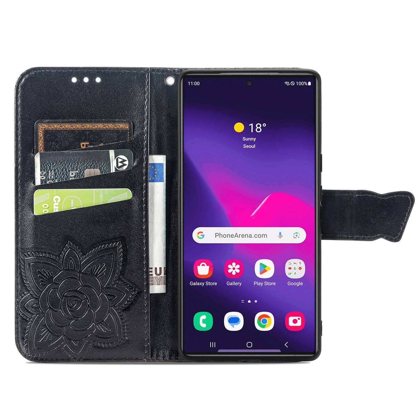 Schwarze Ledertelefonhülle mit Blumenprägedruck, Kartenfächern und einem Samsung-Smartphone mit angezeigtem Startbildschirm, mit seitlichem Verschlussriemen.