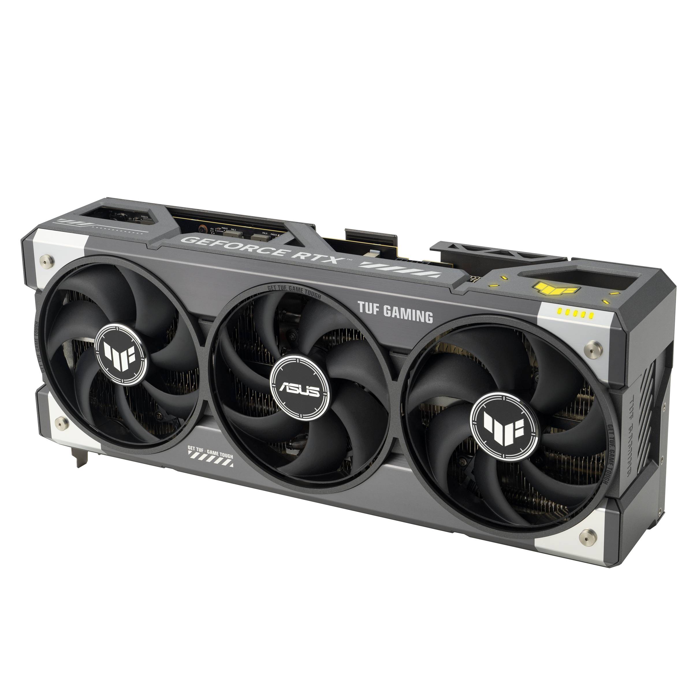 Eine schwarzgraue ASUS TUF Gaming GeForce RTX Grafikkarte mit drei großen Kühlventilatoren wird vor einem schwarzen Hintergrund gezeigt.