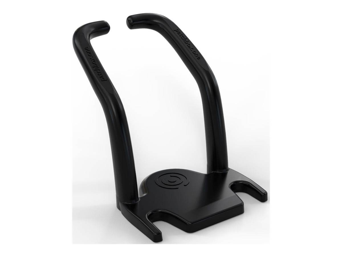 Ein schwarzer Kunststoffständer mit zwei geschwungenen Griffen, der entwickelt wurde, um einen Spielcontroller aufrecht zu halten, vor einem weißen Hintergrund.