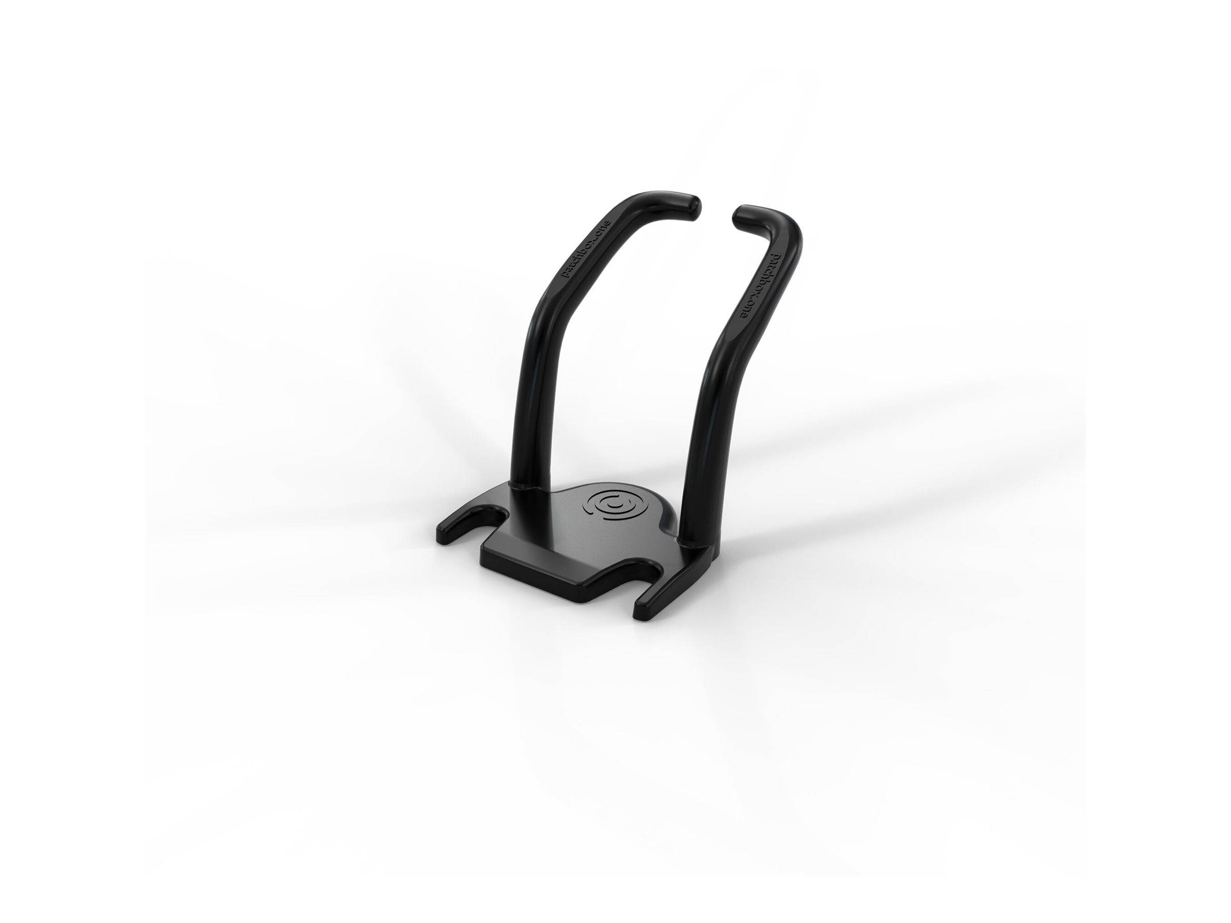 Ein schwarzer Plastik-Haken mit zwei Armen auf einer flachen Basis, der zum Halten oder Organisieren von Kabeln oder Schnüren entwickelt wurde.