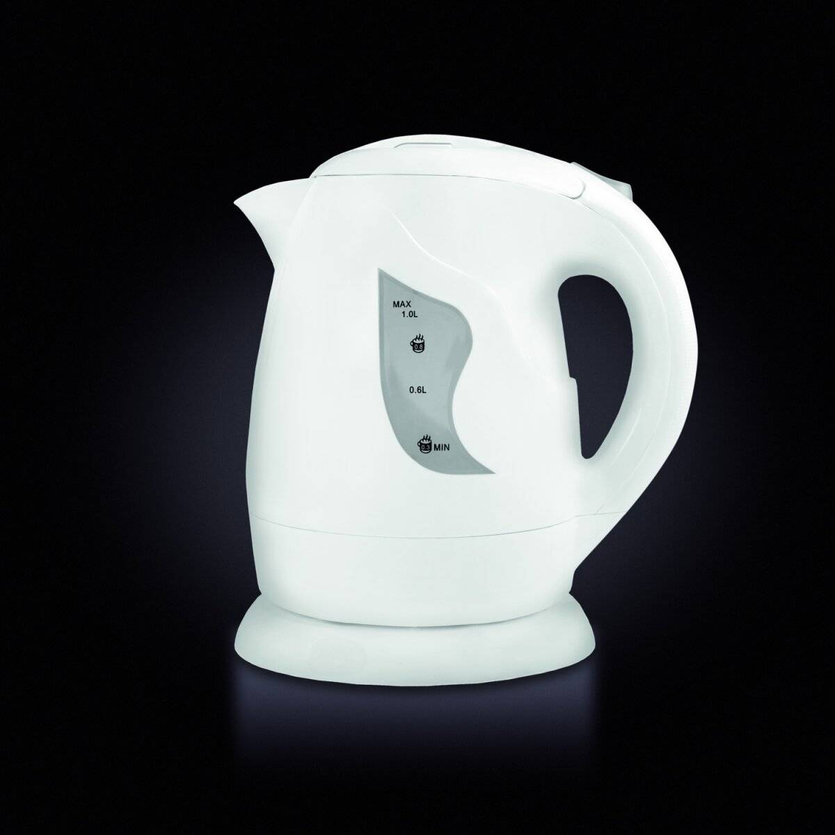 Ein weißer elektrischer Wasserkocher mit Kapazitätsmessungen auf der Seite, vor einem schwarzen Hintergrund platziert.